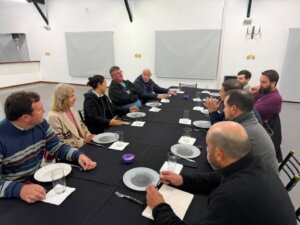 Lee más sobre el artículo Autoridades de la Rural se reunieron con las cabañas de Holando