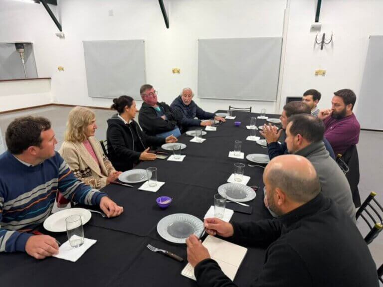 Lee más sobre el artículo Autoridades de la Rural se reunieron con las cabañas de Holando